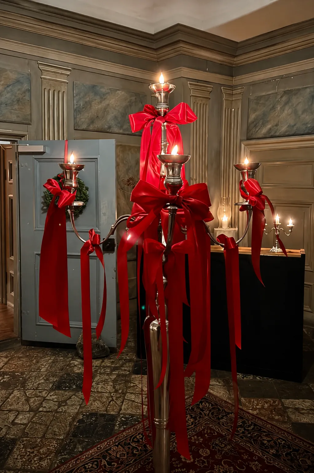 Historisk slottshall dekorerad med levande ljus och röda sidenrosetter