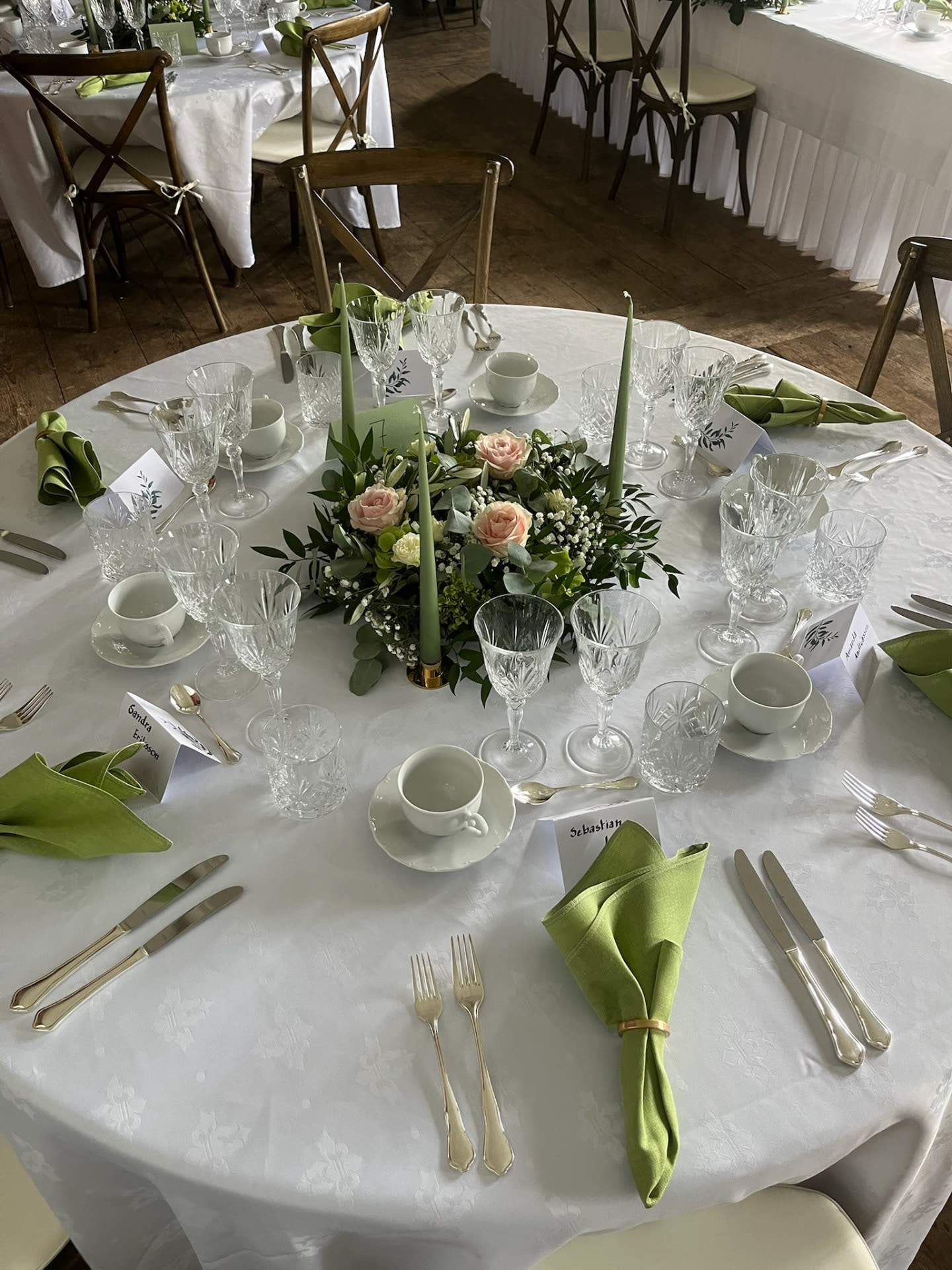 Festdukning med rosor och levande ljus i slottssalen