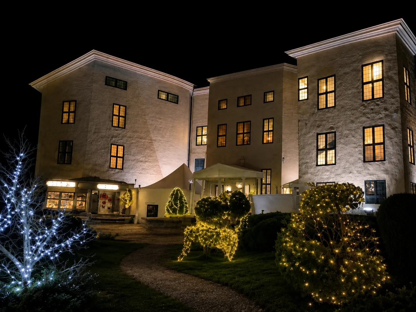Wenngarns slott i julbelysning en vinterkväll