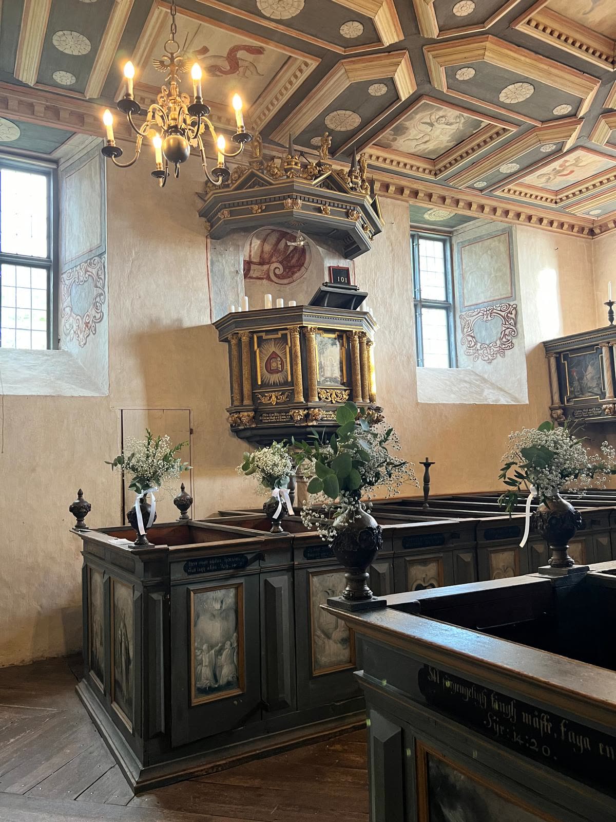 Predikstolen i slottskyrkan med förgyllda detaljer