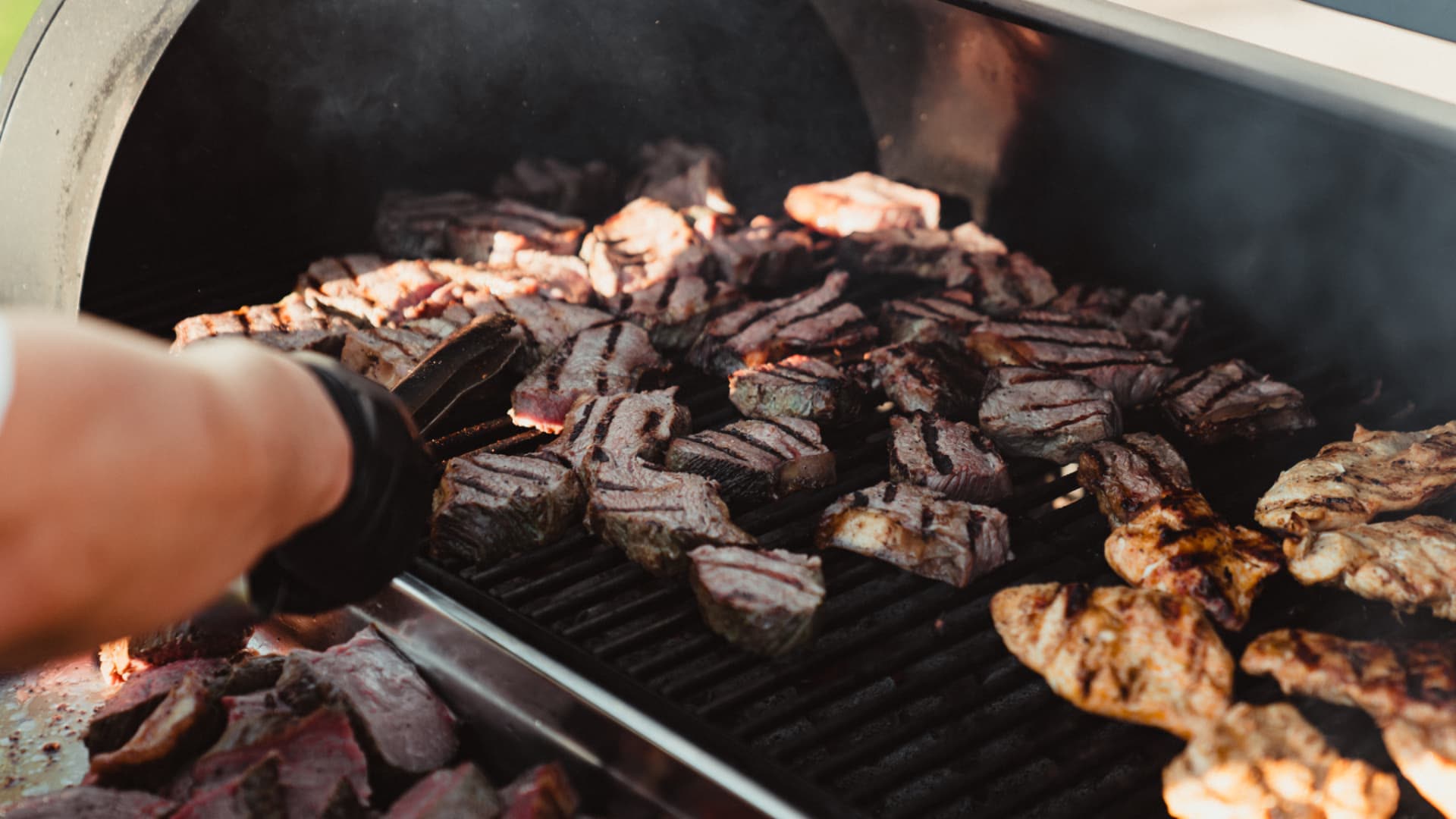 Kött och kyckling på den stora grillen under ett event