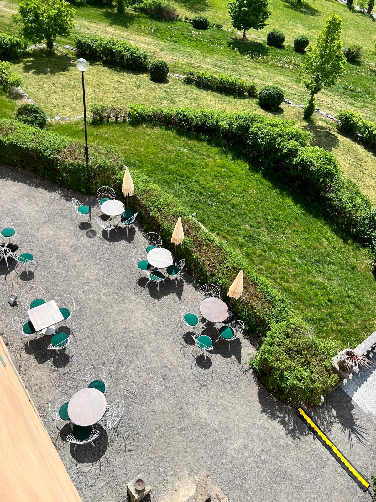Uteserveringen på terrassen med utsikt över parken