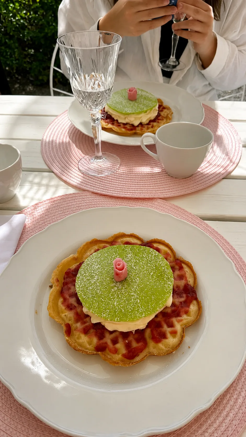 Prinsesstårtsvåfflor serverade med kristallglas och kaffe på uteserveringen
