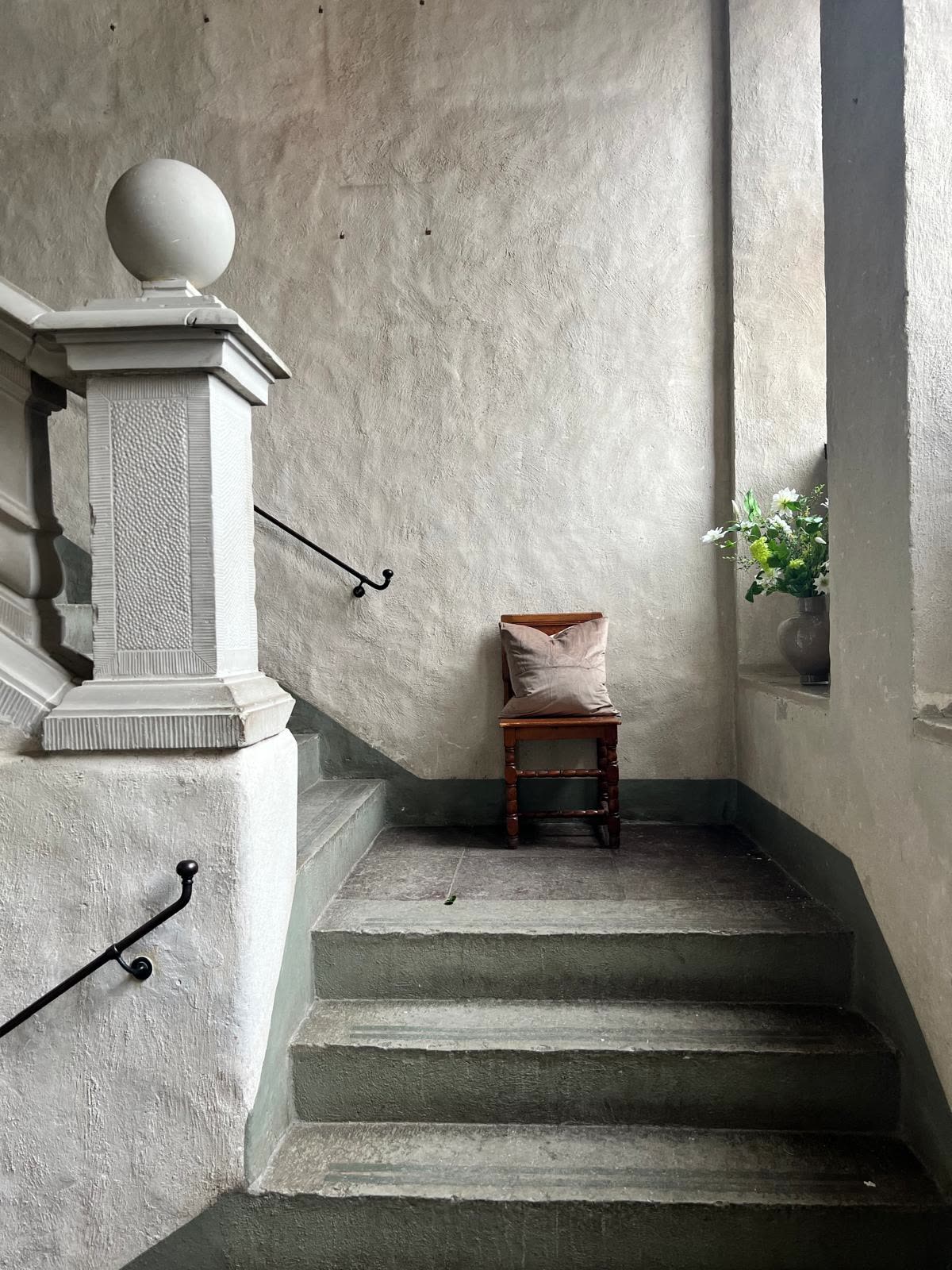 Trappan med balusterräcke och tidstypiska detaljer