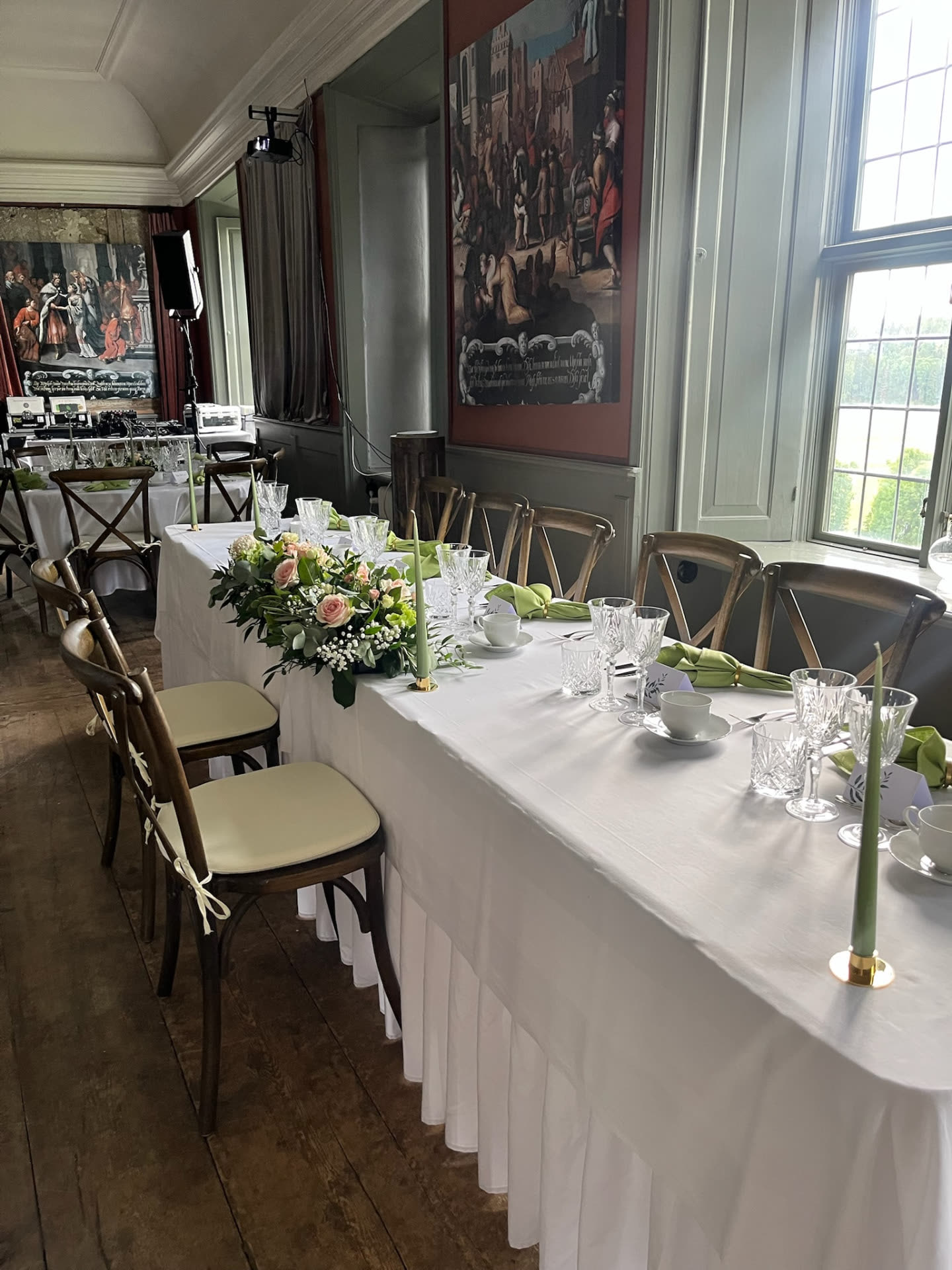 Brudbord och långbord dukade i Disasalen