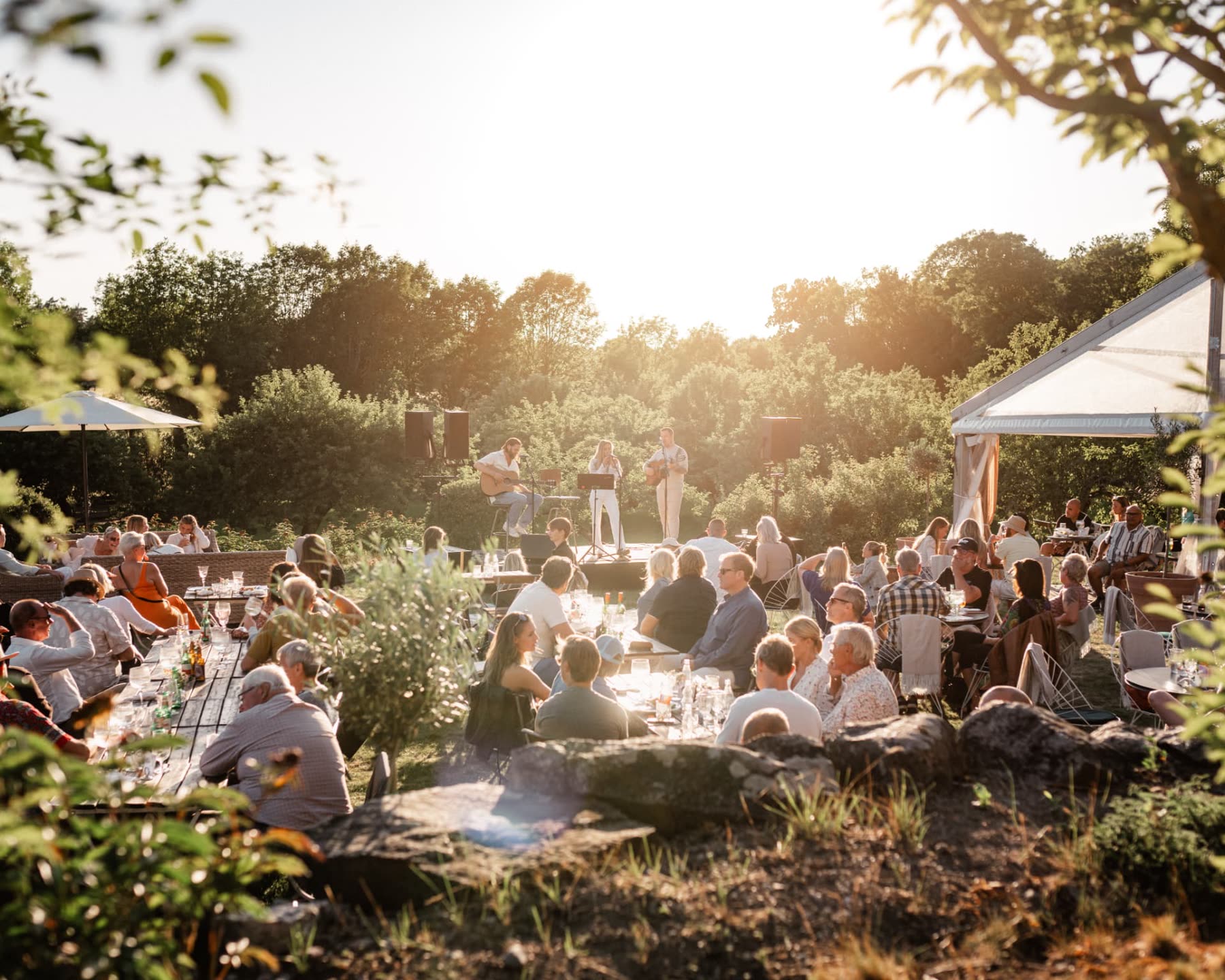 Sommarkväll i slottsparken med livemusik och långbord
