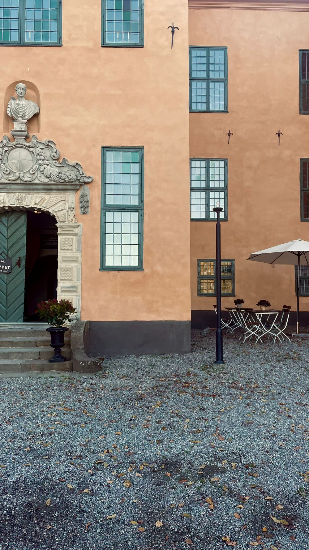 Barockportalen och uteserveringen utanför entrén