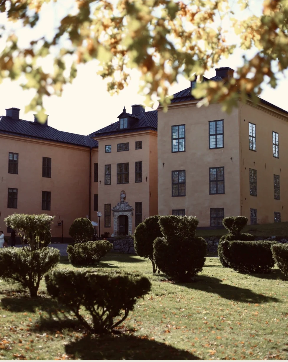 Wenngarns slott och den historiska slottsparken i höstljus