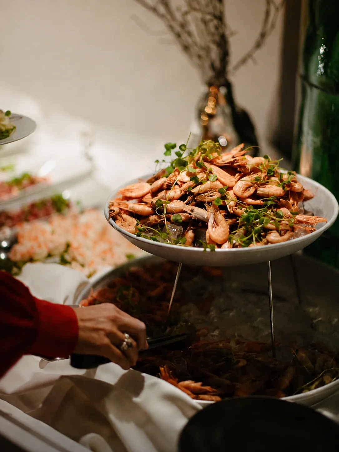 Generöst skaldjursfat med räkor och färska örter från slottsköket