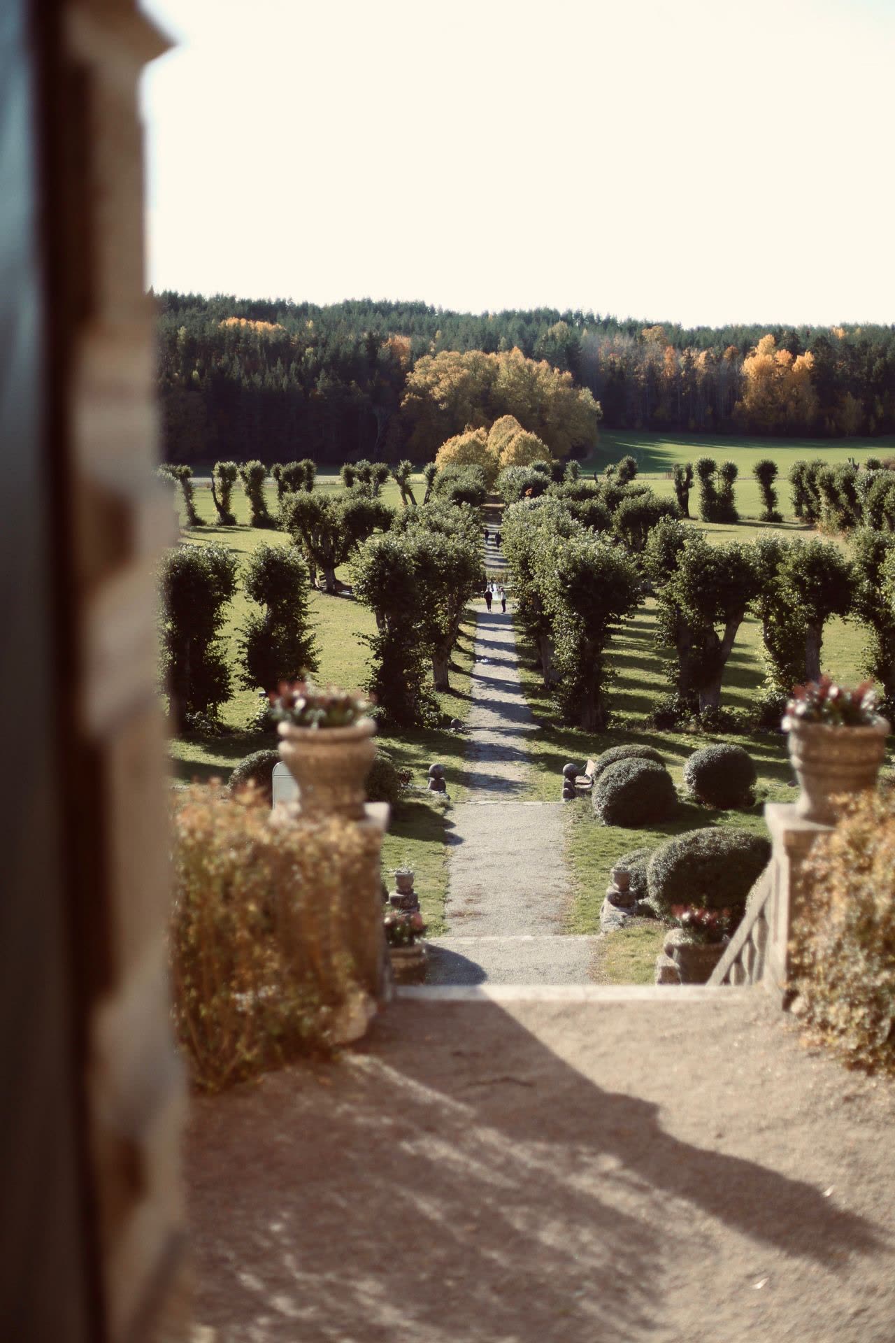 Utsikt från slottstrappan över barockparken