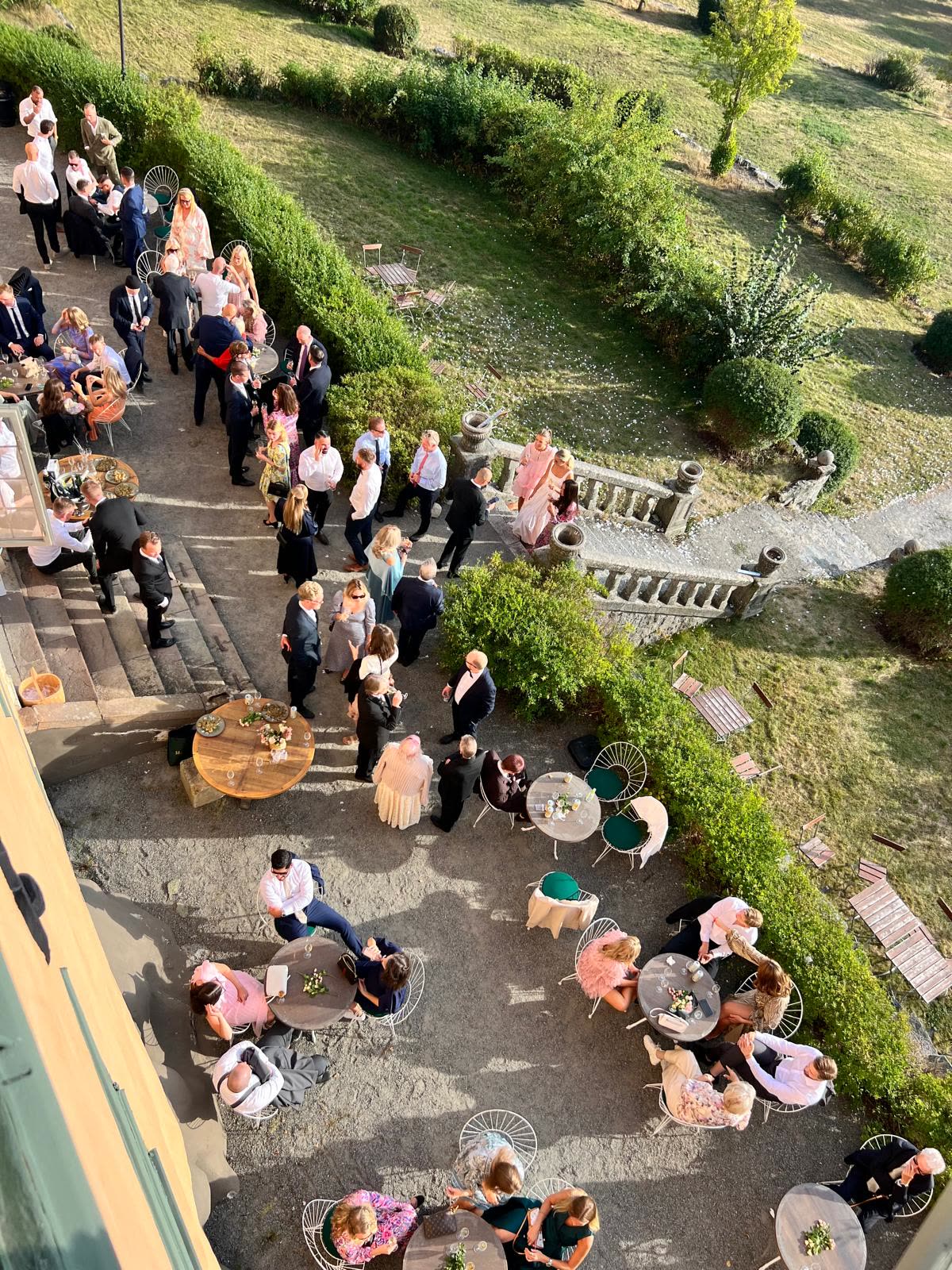 Mingel på slottstrappan ovanifrån