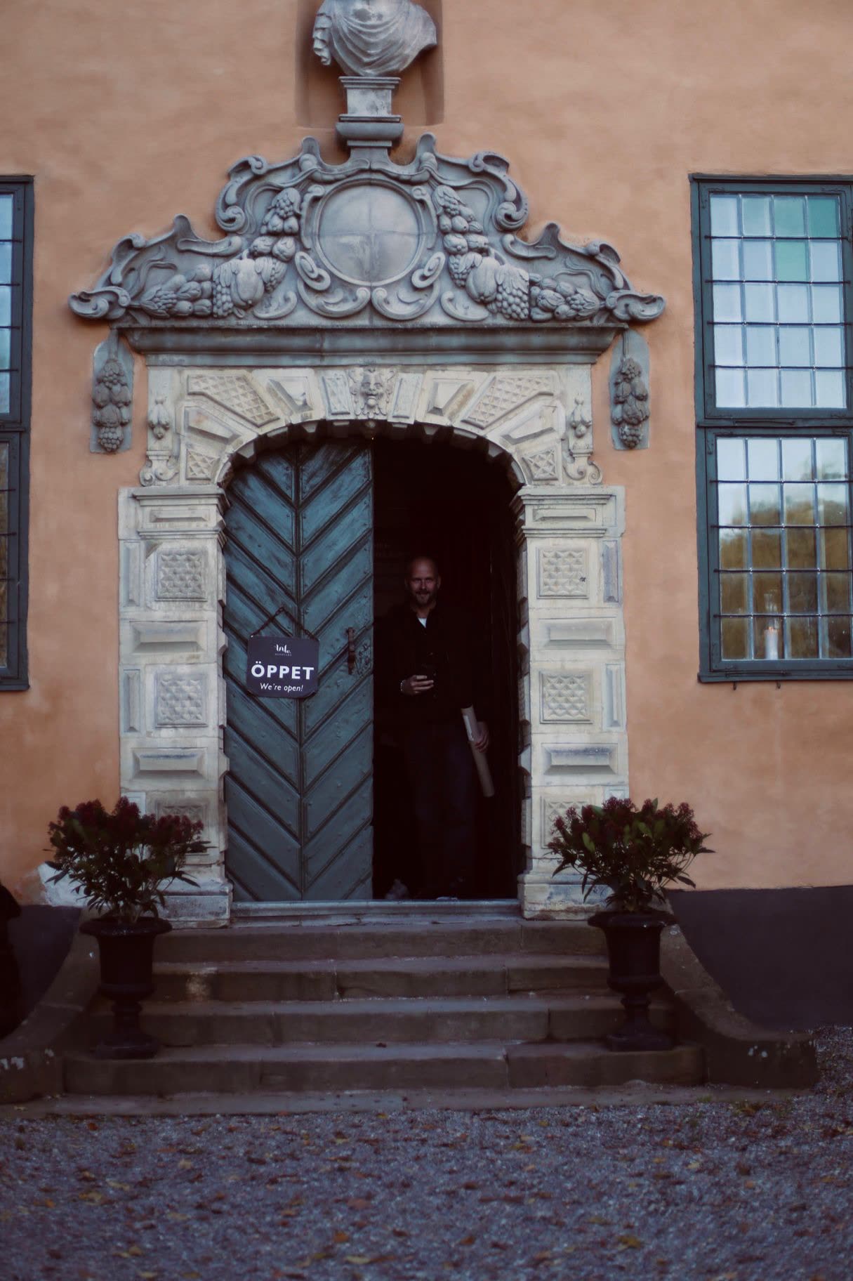 Slottets barockportal med skylten Öppet vid entrén