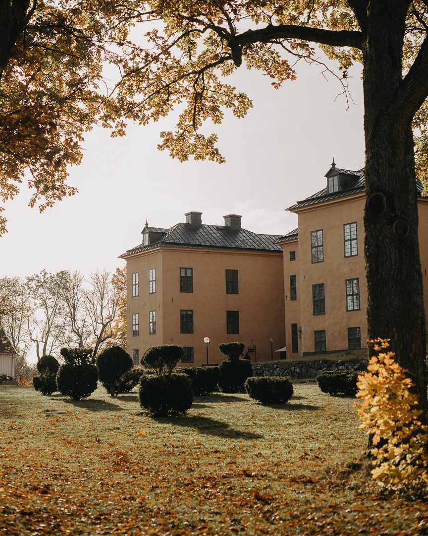 Slottet och den klippta parken i höstsol