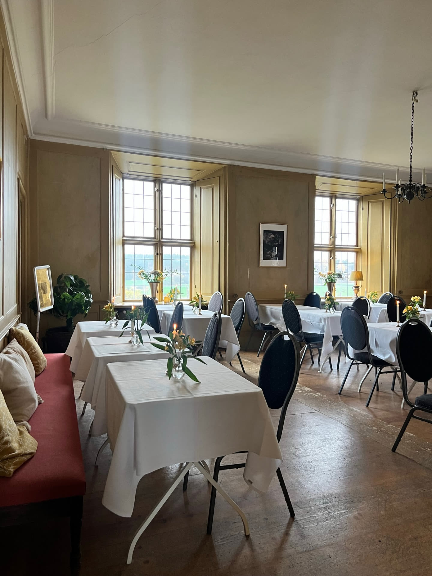 Konferensbord med utsikt över fälten och levande ljus