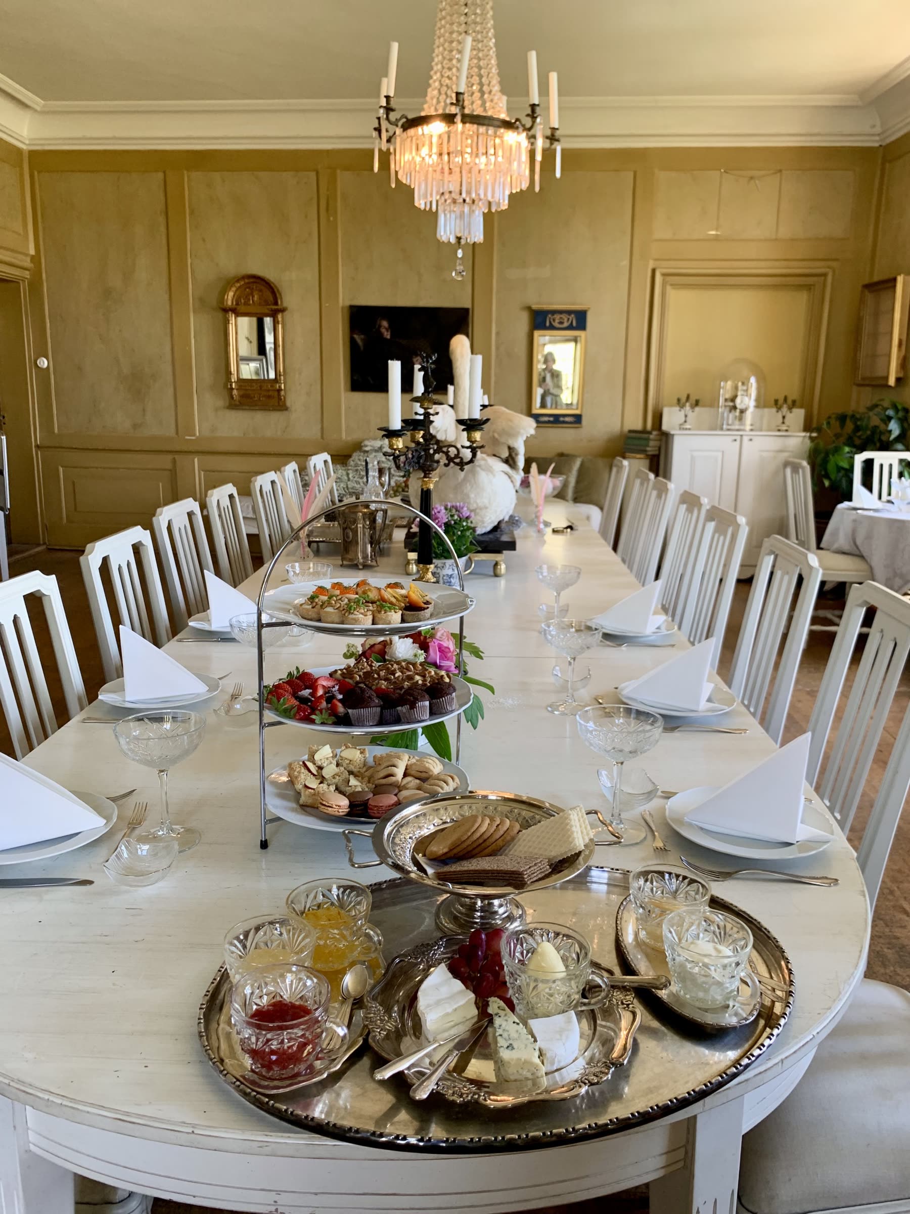 Afternoon tea med scones och champagne