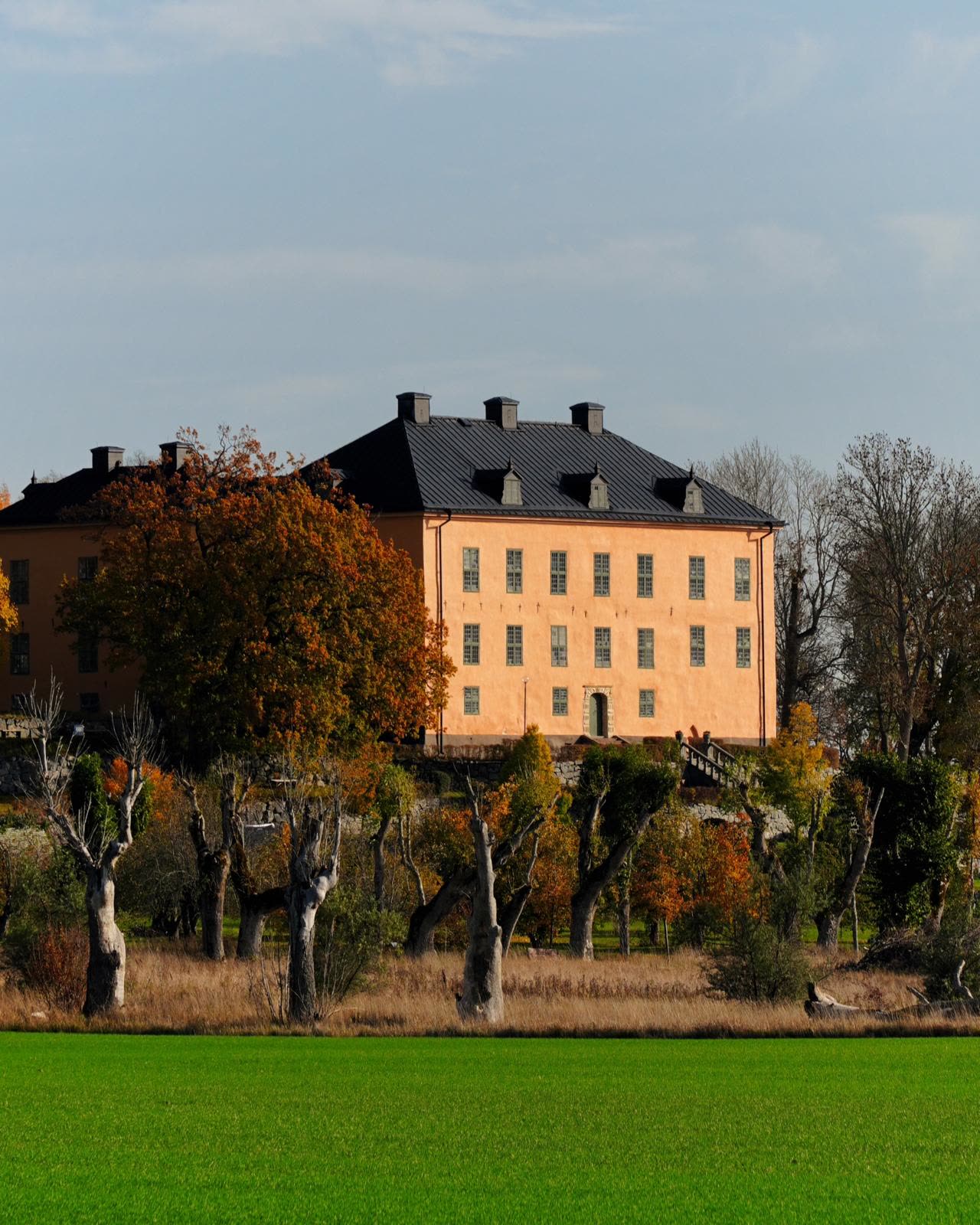 Slottet sett över fälten en klar höstdag