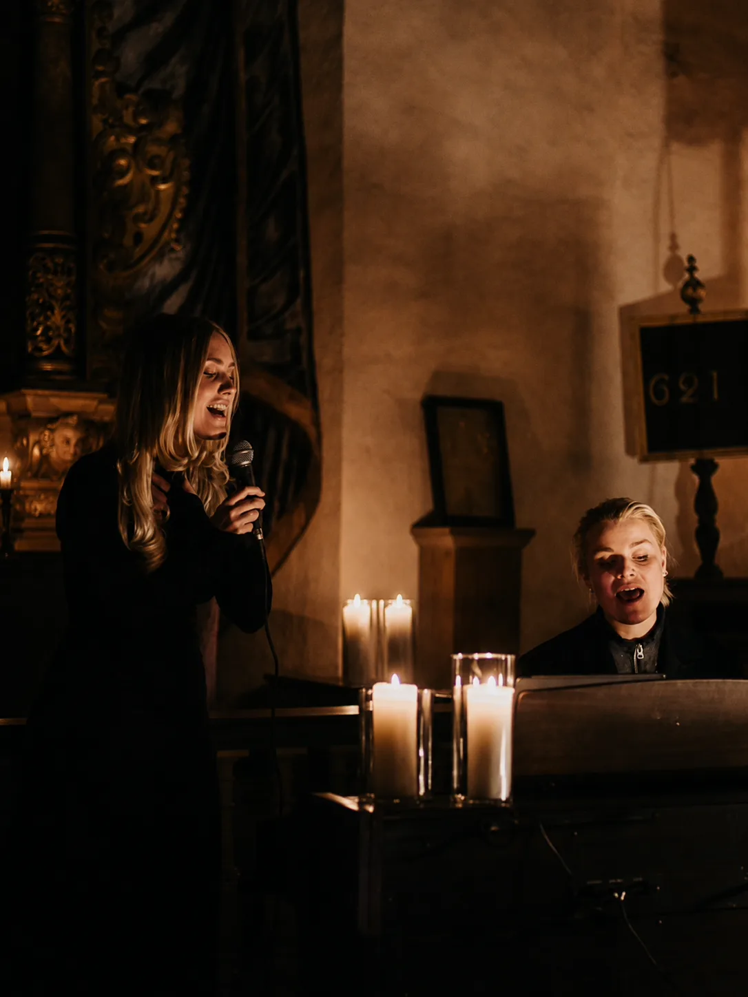 Sångerska och pianist uppträder i levande ljus i slottets kapell