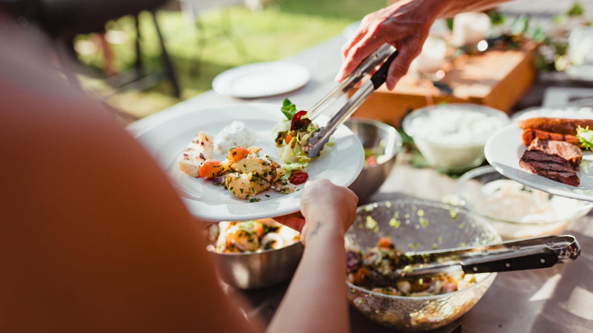 Servering av sallad ur slottets buffé